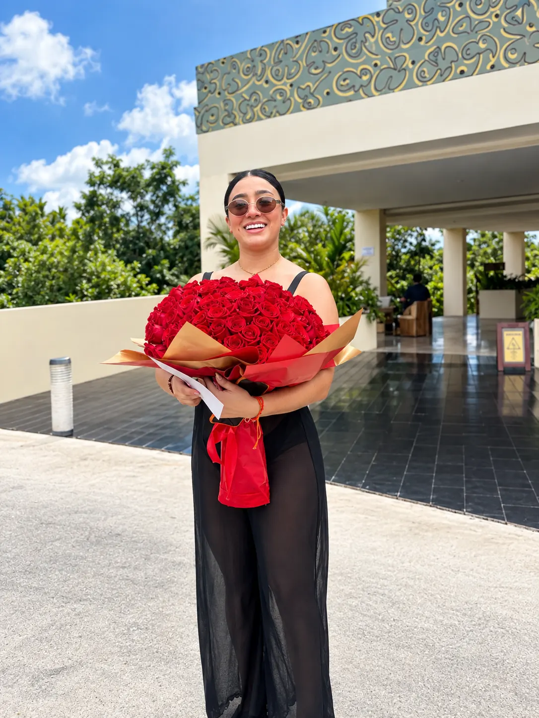 PEDIDO PERSONALIZADO RAMO 100 ROSAS ROJAS, GLOBO BURBUJA PERSONALIZADA + ENVIO A PUERTO AVENTURAS — regalo a domicilio Lovely.mx